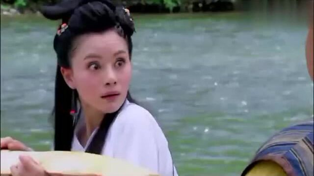 美女捡到一块木头,正高兴着呢,突然出来一个男人叫她主人!