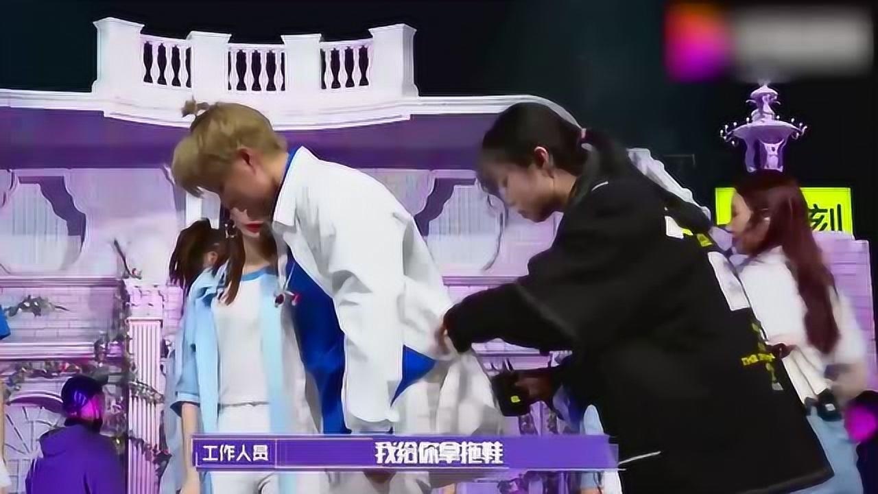 Sunnee杨芸晴：彩排的时候脱鞋，妮宝你太真性情了_腾讯视频