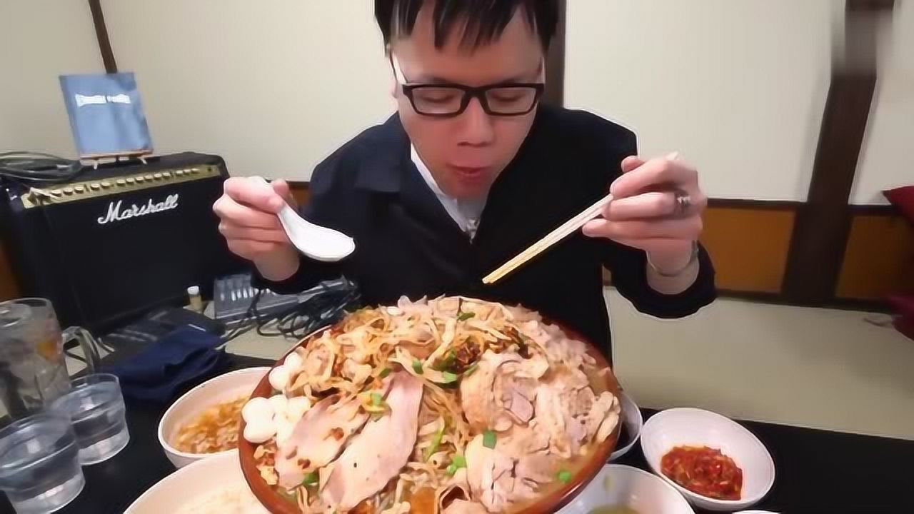 日本大胃王新井熊,吃大碗食物,这是我见过表情最自然的吃播!