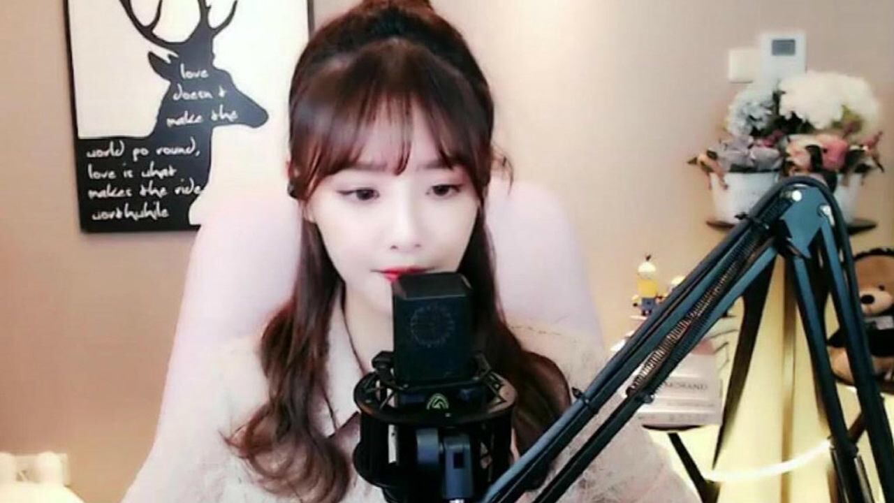 抖音超火网红兔子牙翻唱爱你歌甜人美完美演绎王心凌这首歌