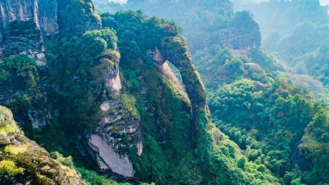 江西龙虎山有一座神奇的山峰像大象的长鼻子,大自然真厉害