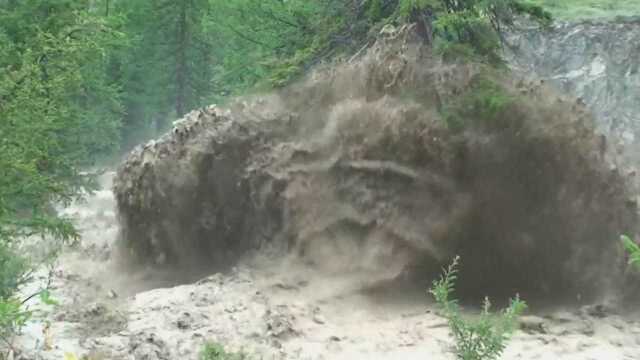 大自然发怒太可怕了,凶猛的洪水瞬间推倒山坡树林狂奔而下