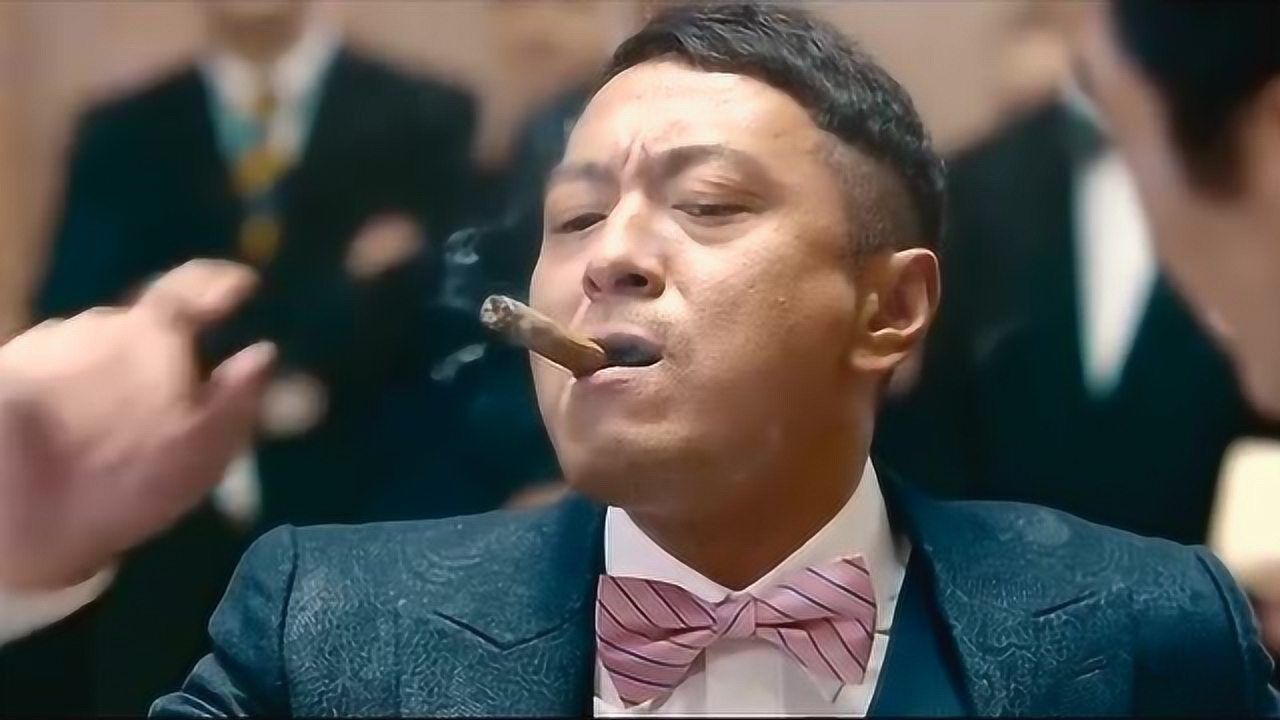 男子抽个雪茄处处装老大的气场可是赌神在装也是白装