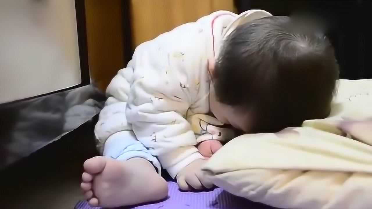 萌宝犯困趴在盒子上睡着了,妈妈想把宝宝叫醒,宝宝的反应萌萌的了