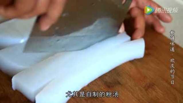 一锅好粉汤凉粉和汤最重要,加入各味调料,粉条熬煮