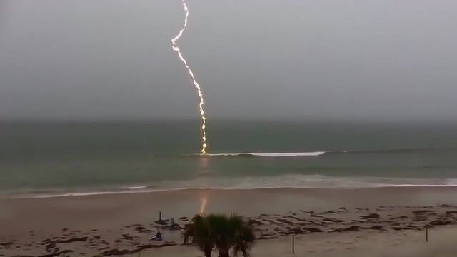 大自然界的雷击抓拍视频集锦