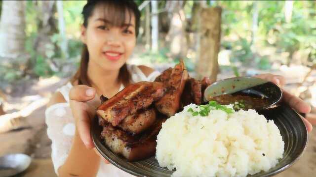 农村巧妇用新鲜的五花肉制作美味烤肉饭,看上去很好吃的样子