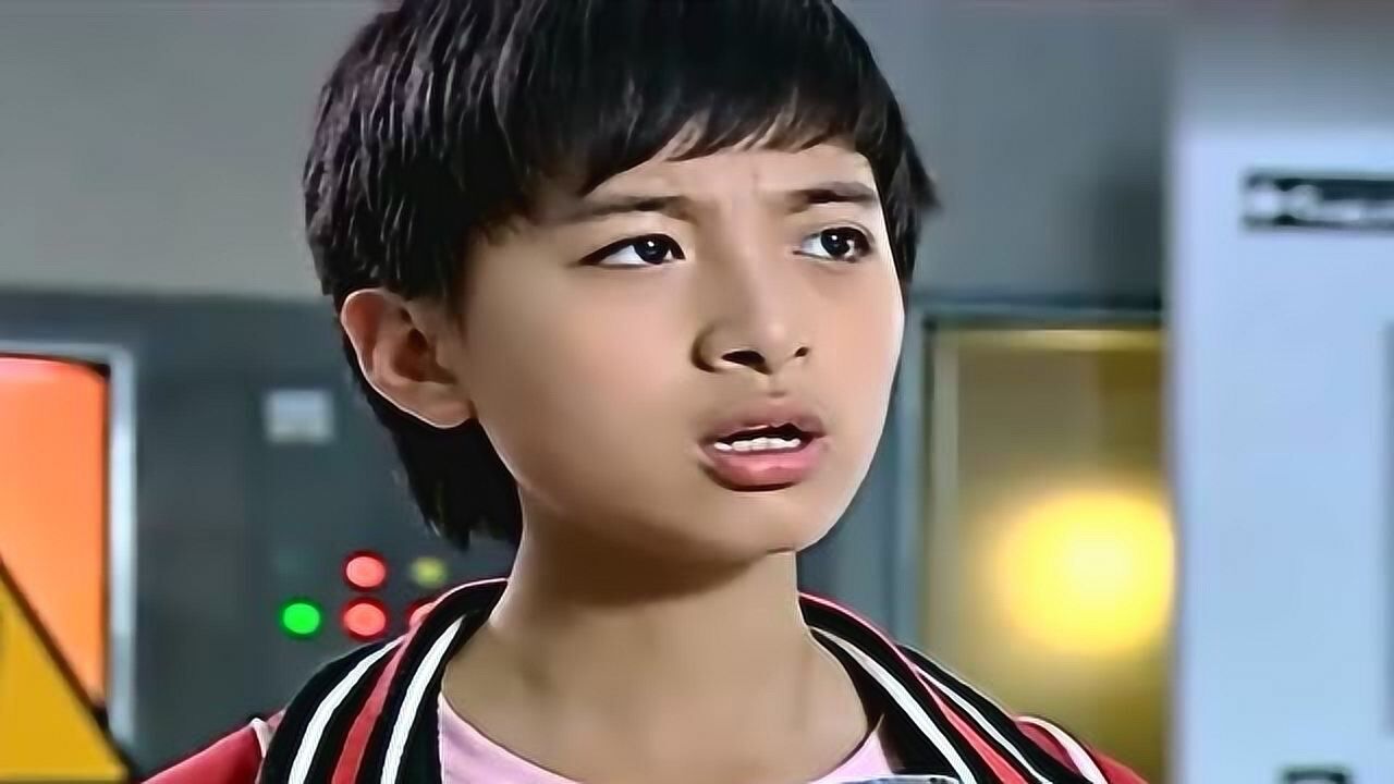 爆丸小子:阿火在自己卡片上发现了圣徽,太惊讶了