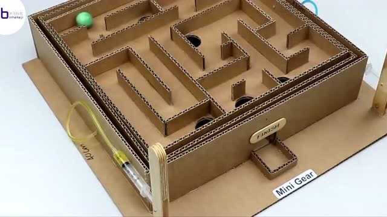 手工达人用纸板制作迷宫小游戏,你能用弹珠走出来吗