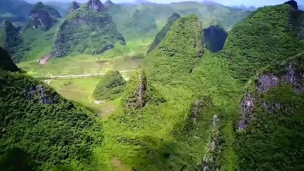 航拍中国：航拍广西的喀斯特地貌，说是人间仙境一点也不夸张_高清