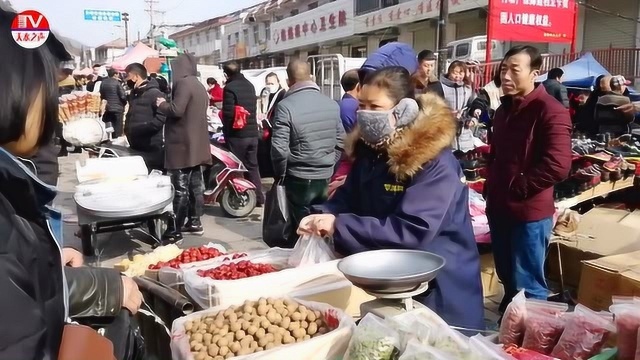 天水秦州区娘娘坝镇,腊月二十九的最后一个年集,却是这般情景