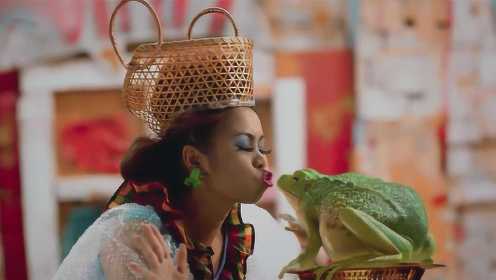 丑女每天亲吻青蛙，渴望它变成王子，没想到青蛙真的变王子了