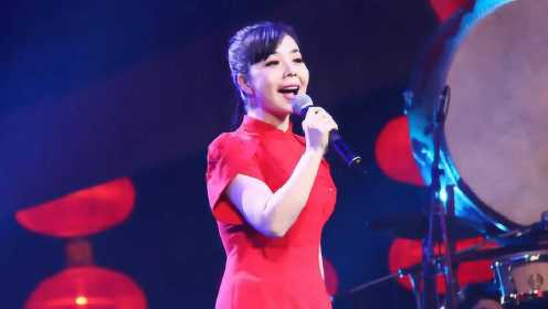 王二妮一首《桃花红》百听不厌，一起来感受下这穿透心灵的歌声！