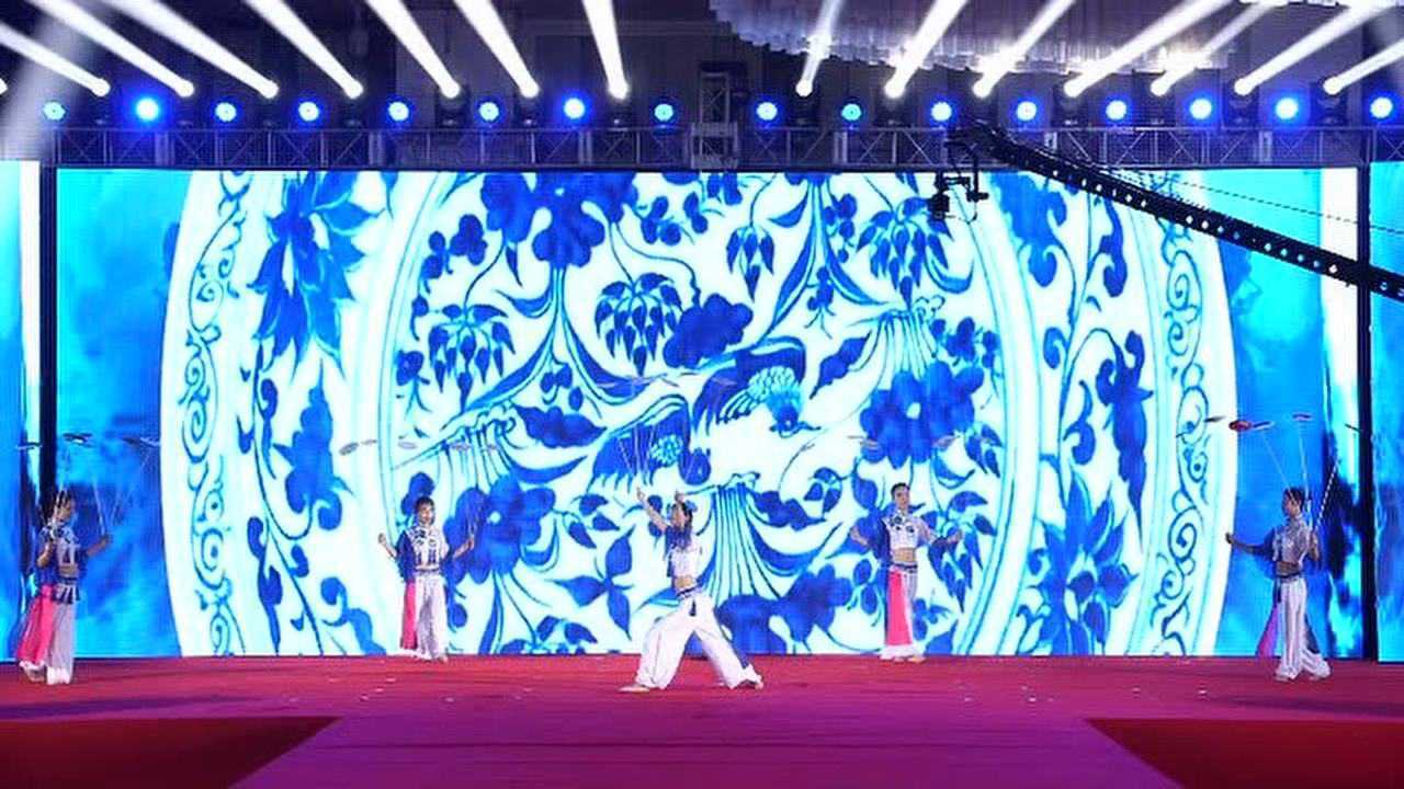 年会回顾--杂技《转花盘》