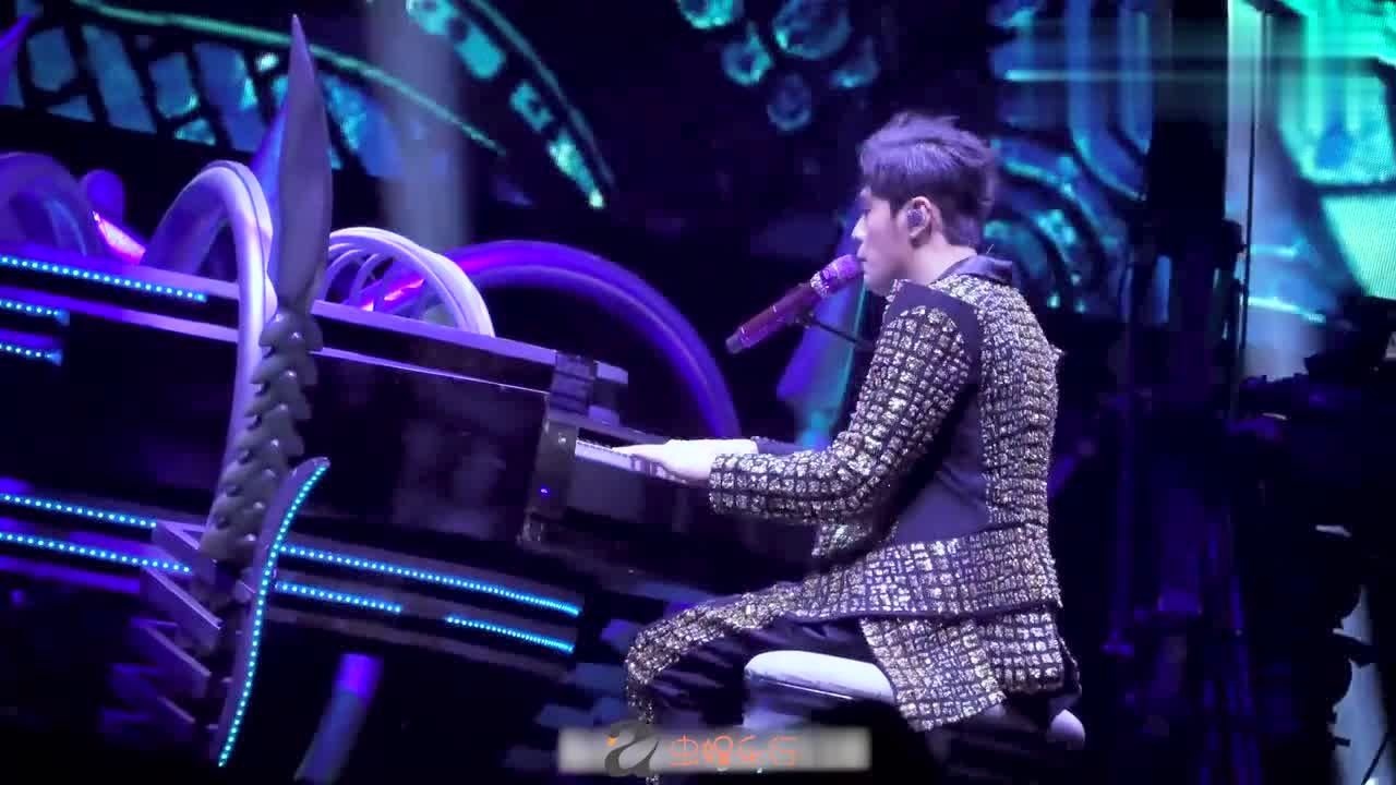 周杰伦演唱会上钢琴独奏琴上不放琴谱放歌词小抄杰伦哥太可爱了