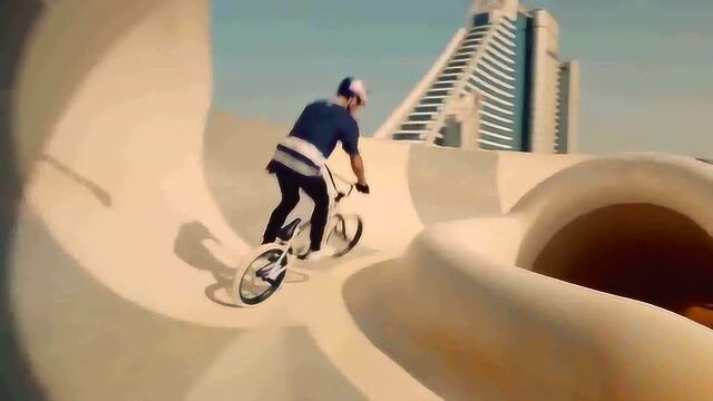 骑手在迪拜帆船酒店楼顶骑bmx,这样的背景也算不错