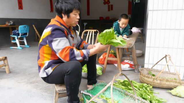 农村婆婆削芥菜心,儿媳用来炒米粿,一家人吃得津津有味