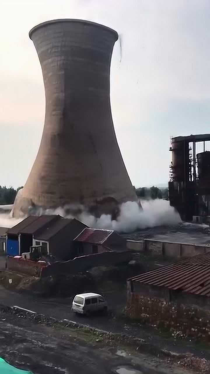 电厂冷却塔爆破倒塌震撼