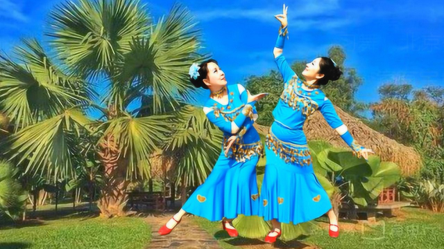 双人傣族舞《崴萨罗》姐妹俩身材火辣,舞姿优雅唯美