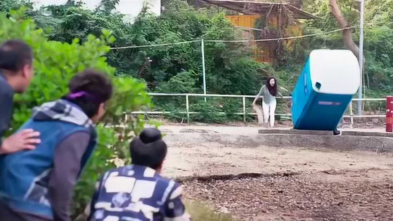 趁人拉屎才来报复，美女的手段真是太下作了_腾讯视频