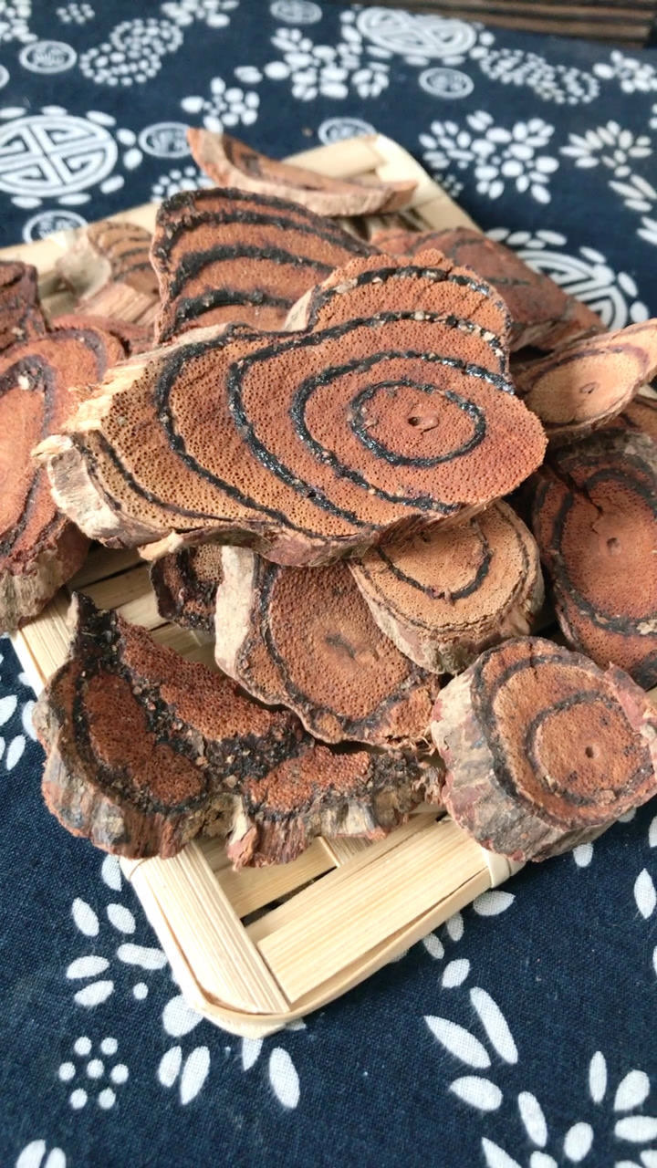 鸡血藤具有活血舒筋养血调经的功效主治风湿痹痛手足麻木