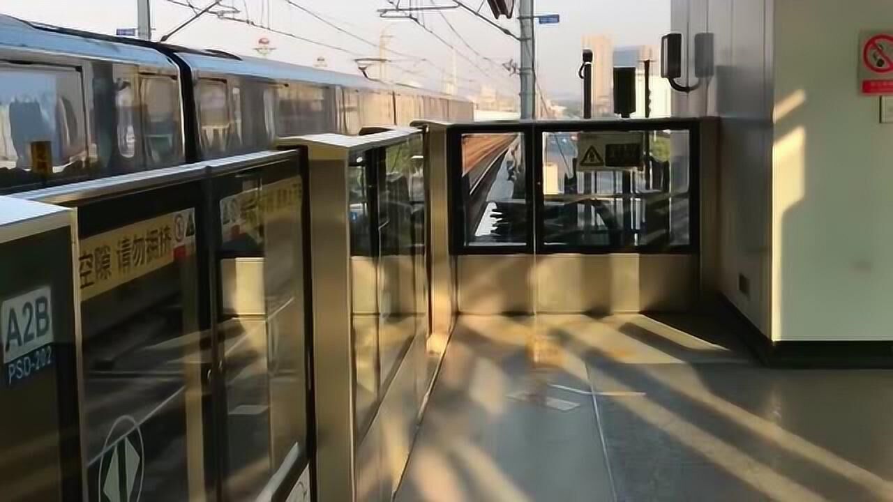 南京地铁1号线列车天印大道站往迈皋桥方向进站感受它的制动