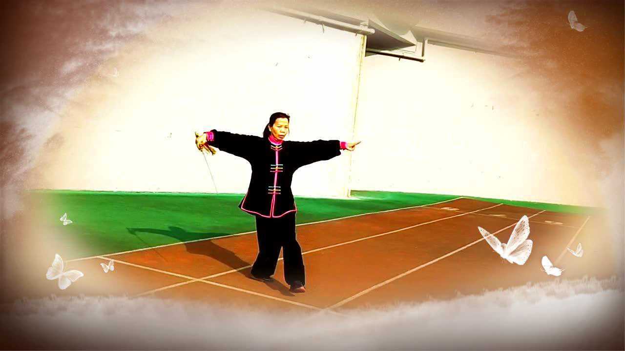 谭碧玉正向演示49式武当太极剑