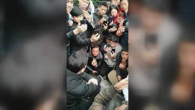 流浪汉常识渊博爆红网络 遭数百网友围堵直播