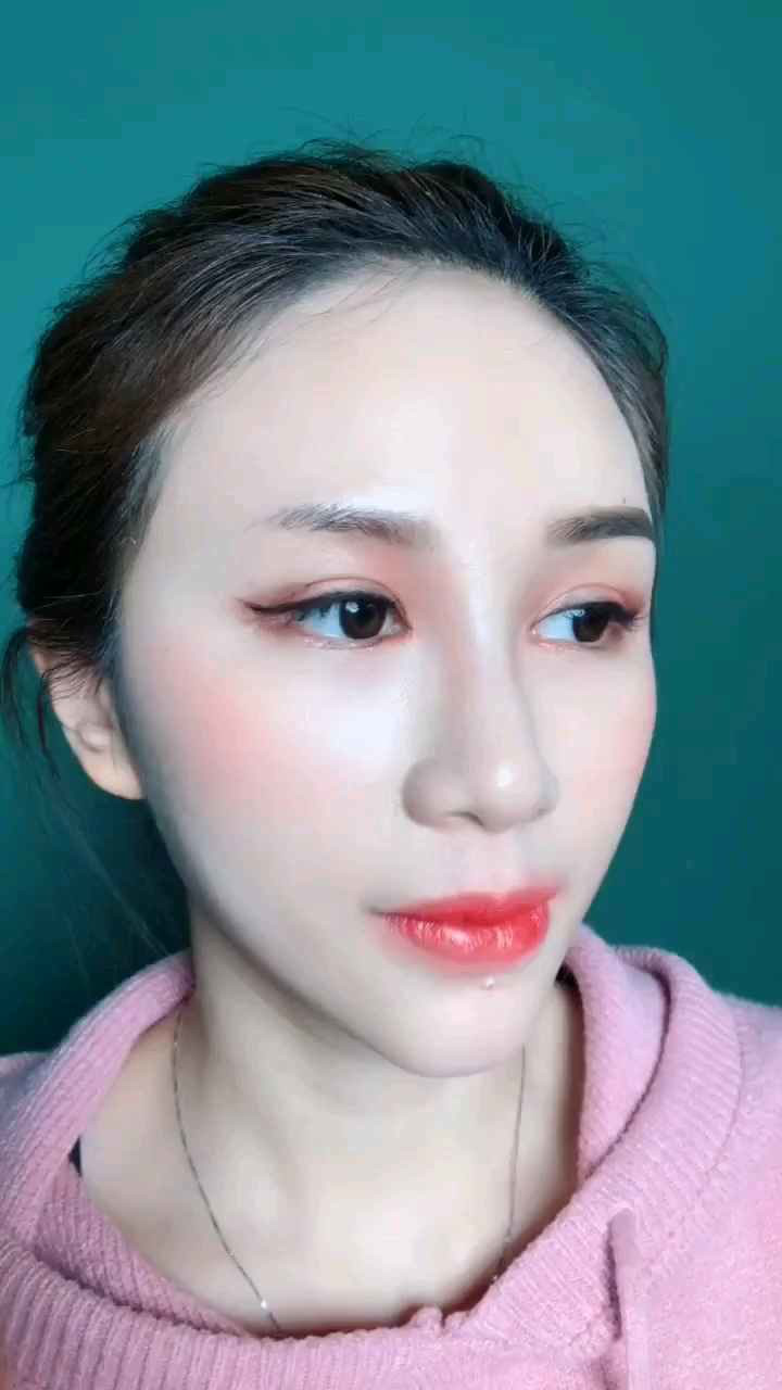 眉骨高眼窝深,上扬眉