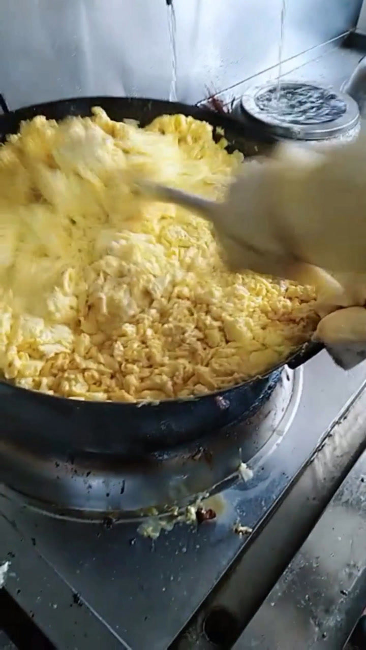 新来的师傅,一锅鸡蛋炒糊了,直接下岗