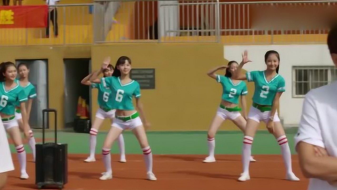 旋风十一人萃英中学对战上一届亚军这啦啦队好抢眼身材真好