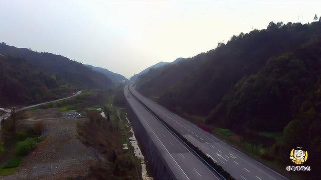 航拍贵州夏蓉高速,这里景色确实太美,坐车经过简直就是一种享受