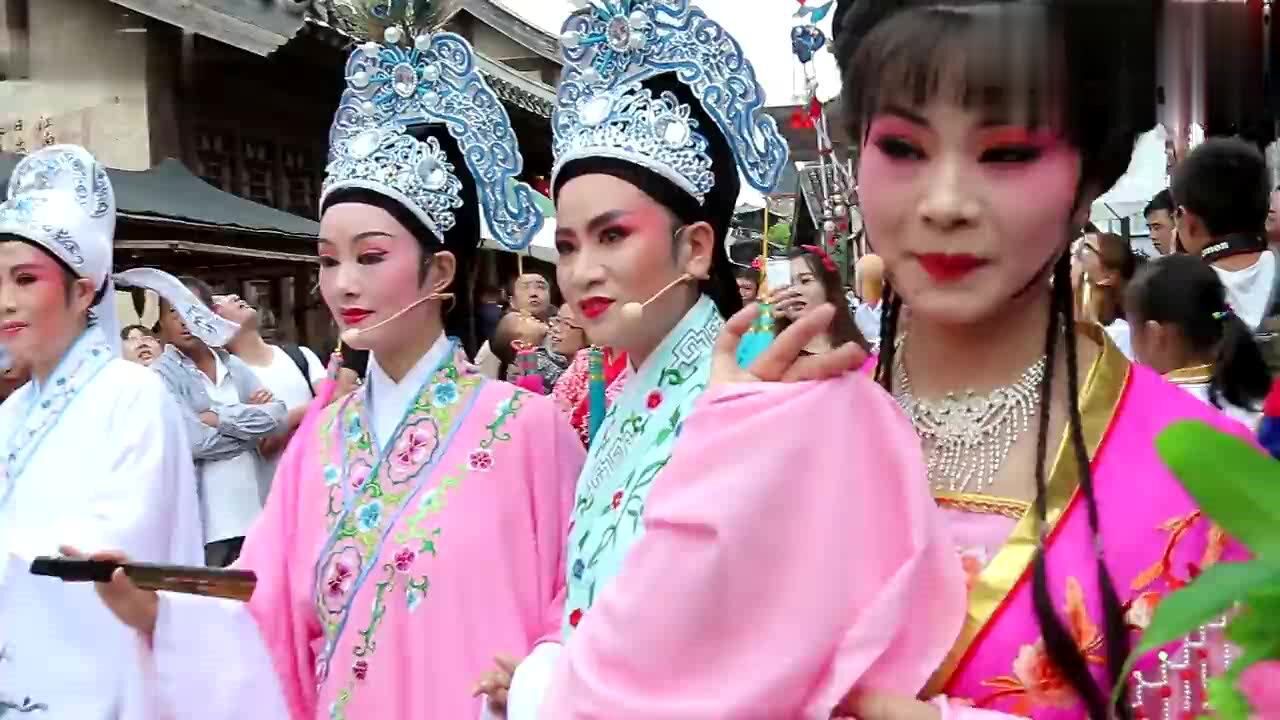 越剧名家大街上唱越剧,真精彩