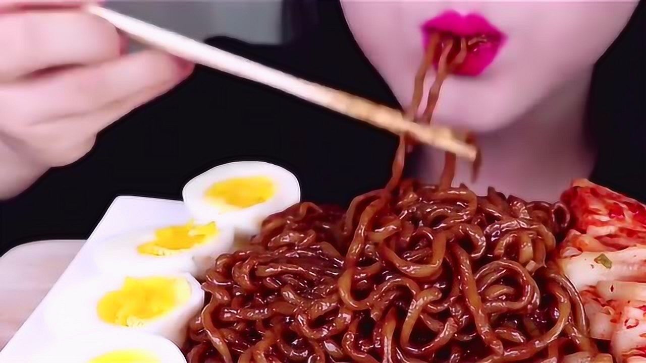 浓郁的炸酱面小姐姐的樱桃小嘴塞进去这么一大口黏糊糊很美味