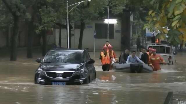 广州暴雨大风水淹街道,52人被困获救