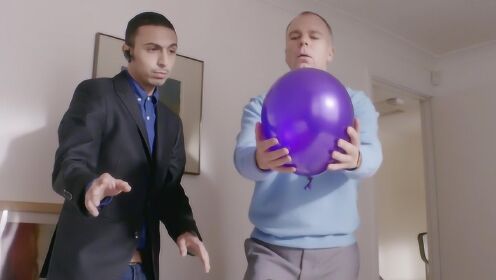 男子悉心照顾一个气球，因为它装载着特殊气体，能卖好几十万美金