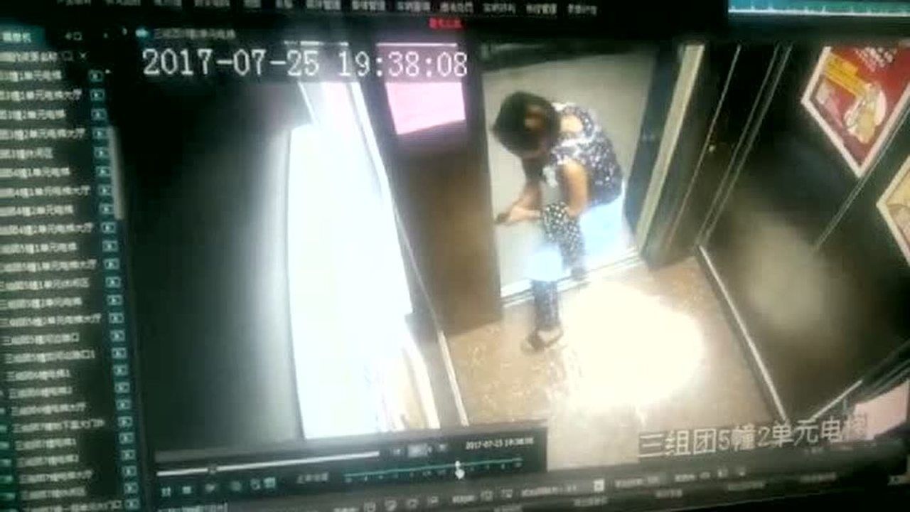 电梯夹伤事故-儿童手被电梯门夹住_高清