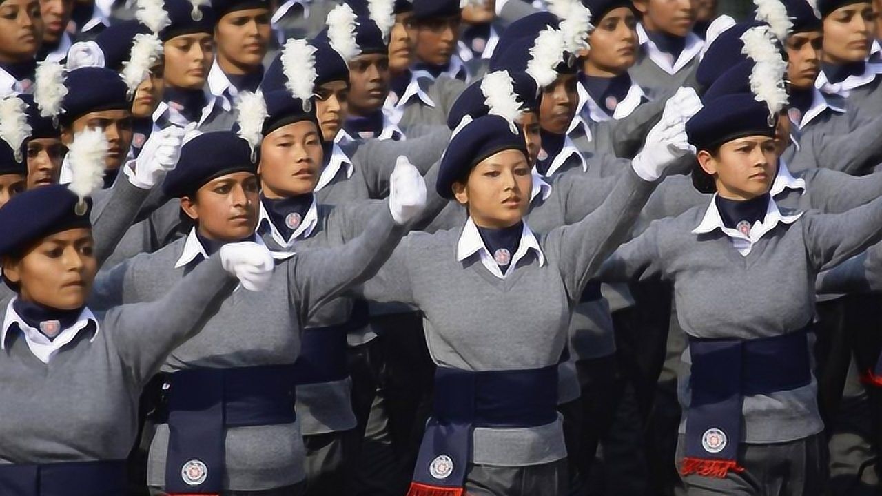 苏式阅兵：乌克兰女兵最美，中国女兵最帅气，蒙古女兵就尴尬了_腾讯视频