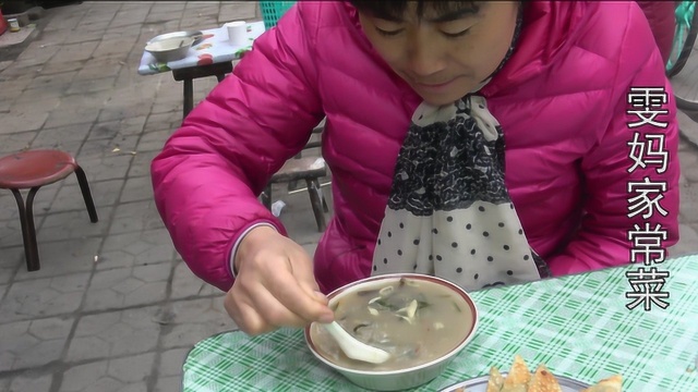 实拍开封二十年早餐店,纯手工鲜蘑豆沫搭配油条,经济实惠又好吃