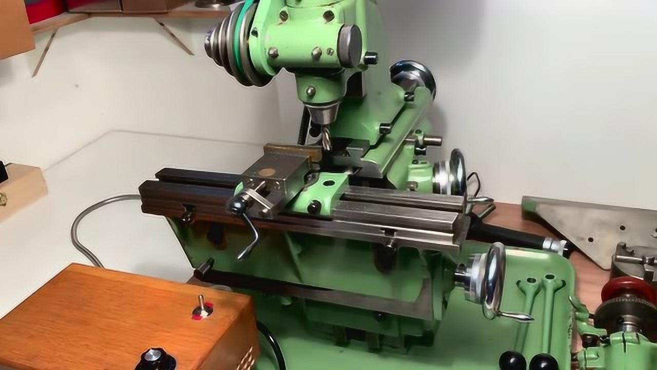 小伙偶然得到一台迷你铣床,迫不及待的尝试了一下,功能真棒