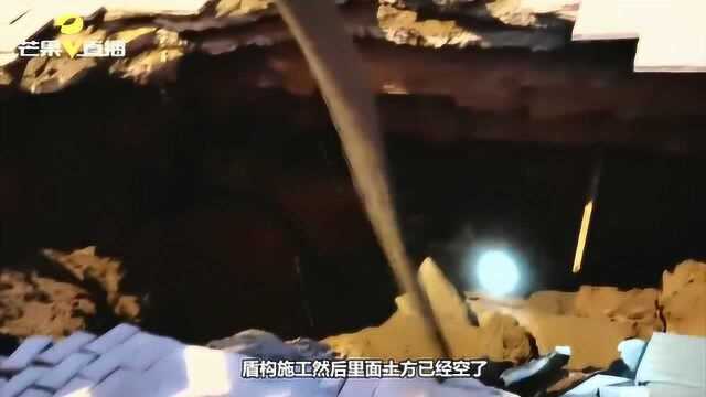 长沙万家丽路人行道突然塌陷露3米深坑,吓坏过路行人