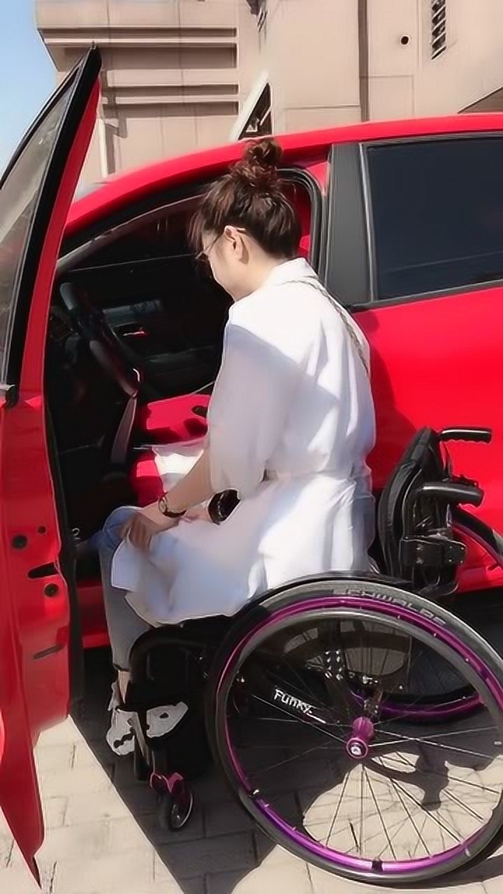 美女残疾人开车不同是你们用腿开车她用双手开车