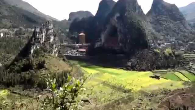 航拍贵州兴义万峰林一寺庙,寺庙竟然在石山里面,看着真险峻!