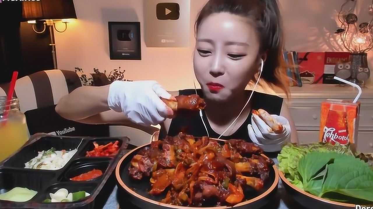 韩国吃货小姐姐吃火辣猪蹄大口啃肉吃的太过瘾了