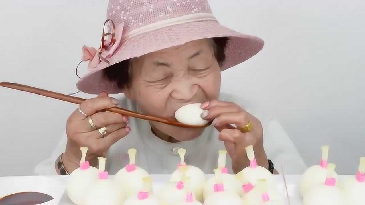 韩国网红奶奶吃"布丁果冻",表情太可爱了