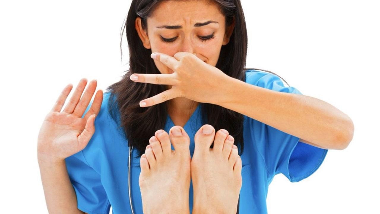 为什么有些人的脚会有脚臭味儿这味道究竟是怎么来的呢
