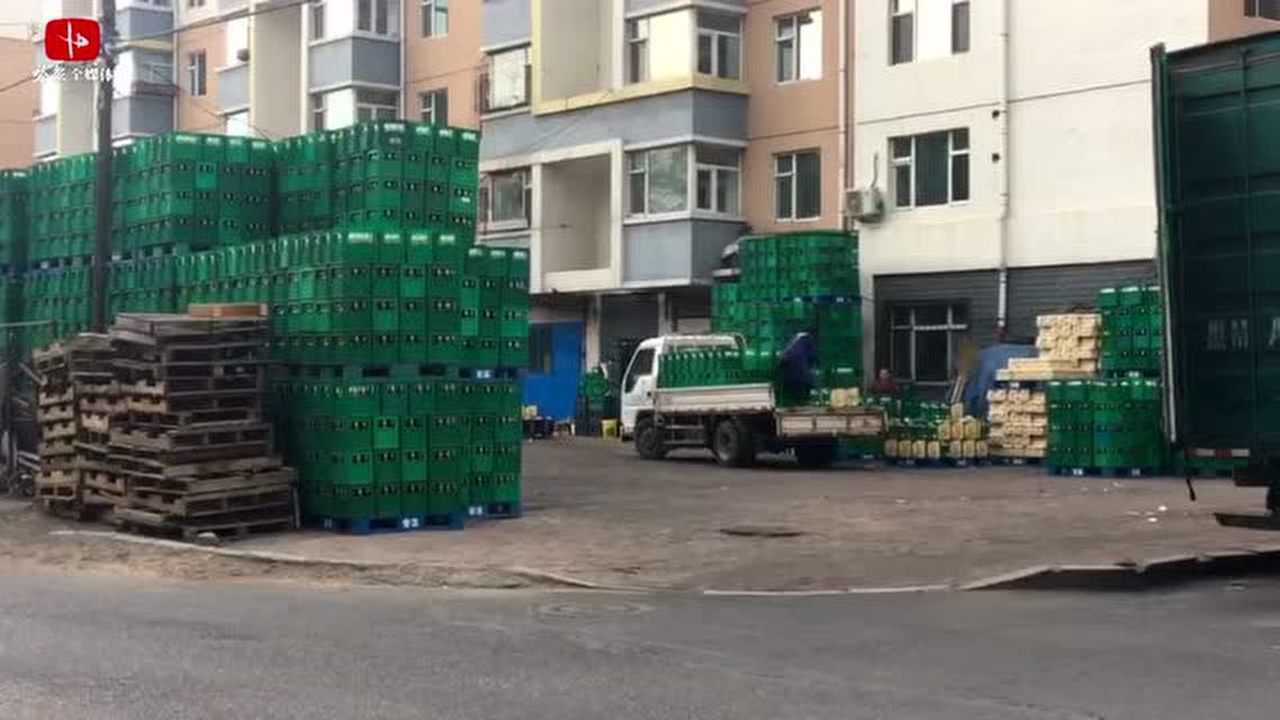 向化街啤酒箱堆成山