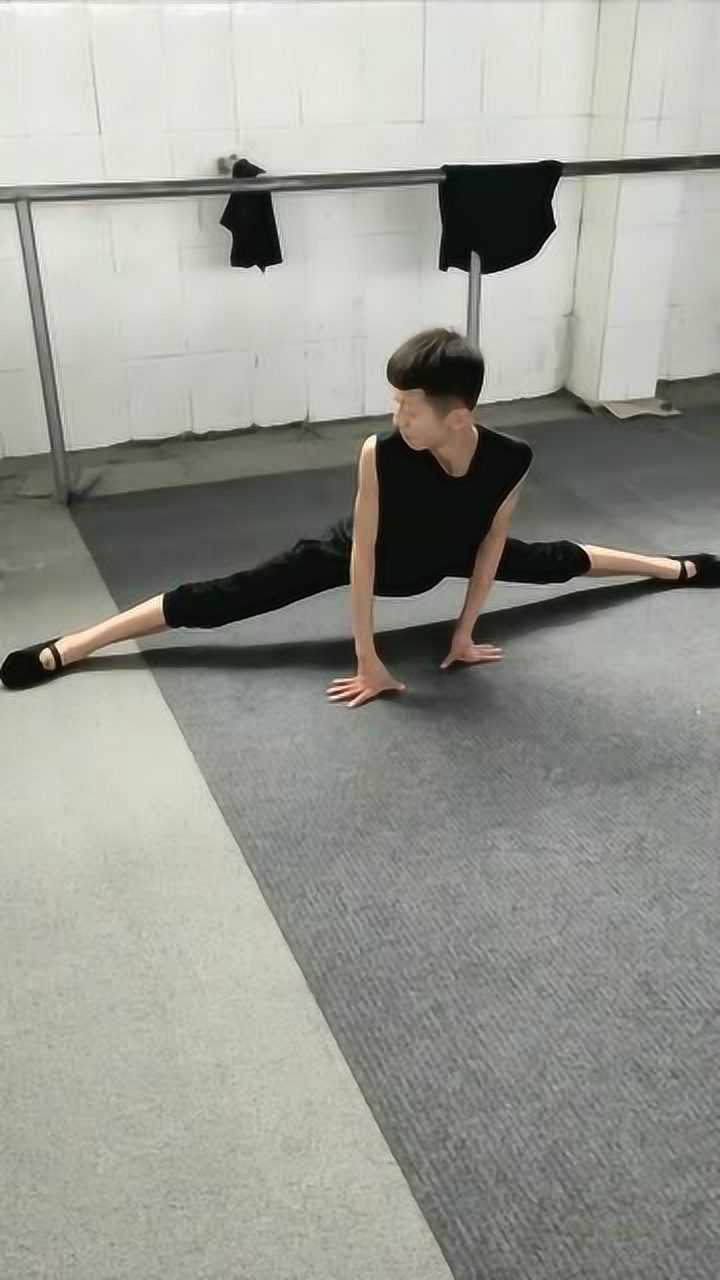 舞蹈小男生练习基本功劈叉虽痛但不退缩坚毅的神情让人好佩服