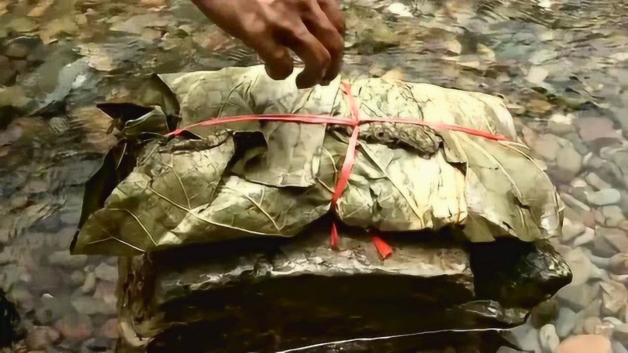 在山里野钓钓上来的鱼,第一次见用荷叶包着这么吃,你肯定没吃过