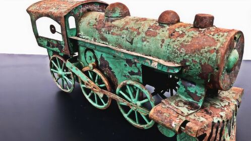 99岁高龄锈迹斑斑的铁皮玩具火车,牛人老外重新修复,身价倍增